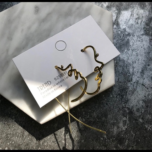 Golden face profile earrings - Picture 2 of 3